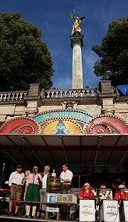 Friedensengelfest 2019: Anstich mit einigen Schlägen am 25.07.2019 durch Dr. Thomas Zimmermann (©Foto: Martin Schmitz)